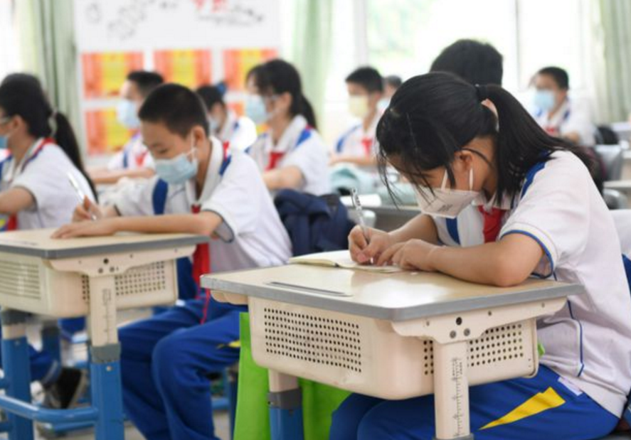 学校课桌图片（一种）