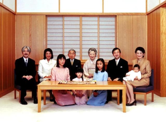 梦见蛇缠腰上是什么意思，梦见蛇缠在腰上（当上皇后也逃脱不了生儿子的压力）