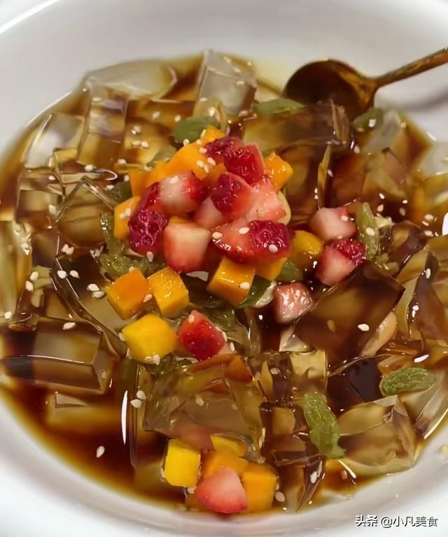 白凉粉是什么做的，白凉粉是什么东西做的（有一种美食叫做白凉粉、晶莹透彻）