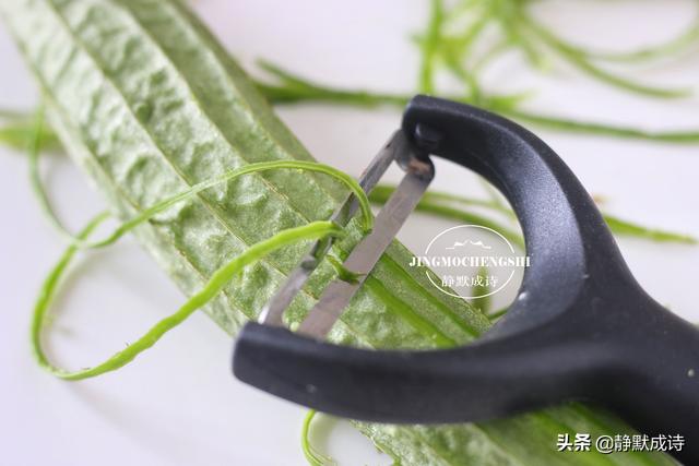 带棱的丝瓜怎么做，带棱角的丝瓜怎么凉拌（8月此菜正当季）