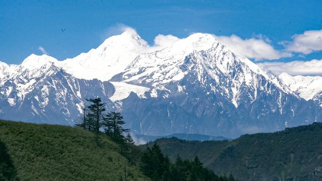 旅行者小多拍摄贡嘎雪山，去了一个叫四人同的山
