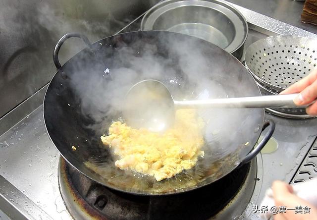 炒虾仁怎么炒好吃，冬瓜炒虾仁怎么炒好吃（厨师长做虾仁炒鸡蛋）