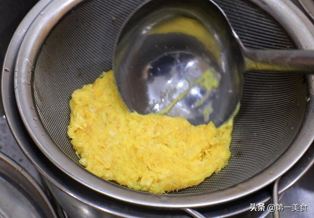 炒米饭怎么炒成一粒一粒的，炒米饭怎样才能炒成一粒一粒的而且不硬（“蛋炒饭”家常做法）