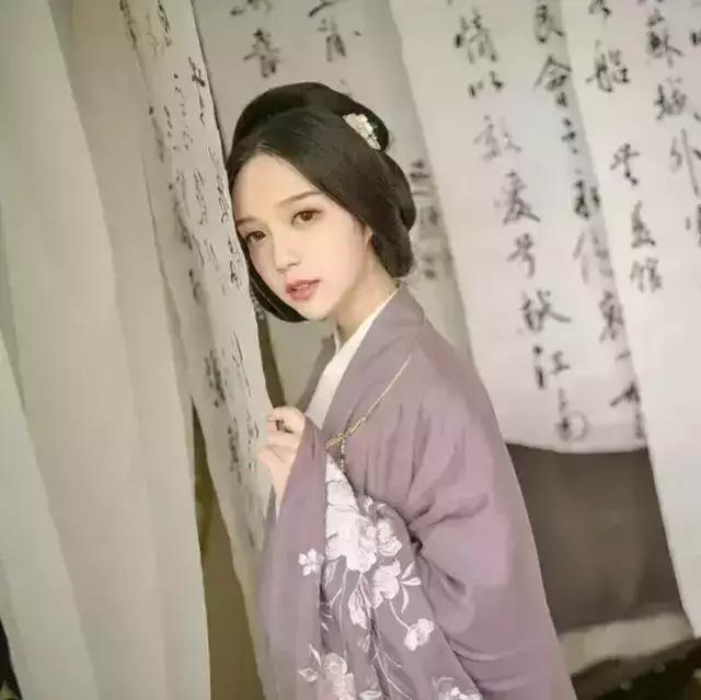 小清新：曲终人散皆是梦，繁华落尽一场空。，曲终人散梦一场微信（[诗意网名古风头像]叶落聚中人散）
