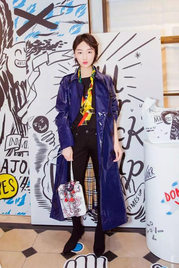 丝巾的18种系法，小丝巾的系法（丝巾12种另类系法）