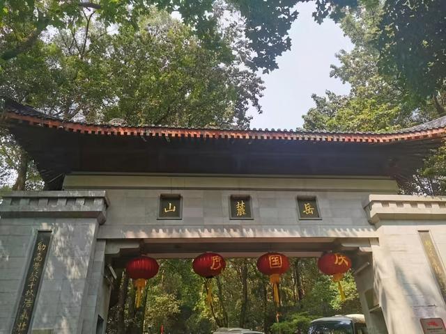 湖南旅游景点排名前十，湖南旅游十大必去景区有哪些（湖南旅游必去的十大景点）