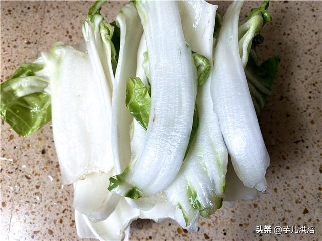 牛皮菜的功效与作用，农村人喂猪的主食蔬菜“牛皮菜”简单烹制成了四川人的美味下饭菜