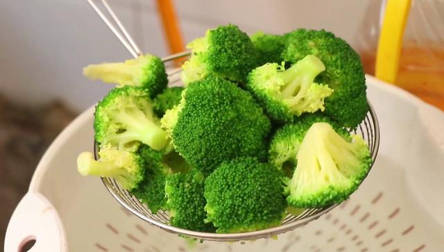 西兰花怎么保存，西兰花怎么保存时间长些（保存一个月都不会坏掉）
