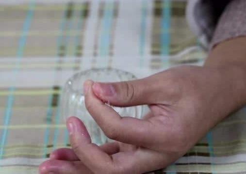 502胶水溶解克星，502胶水最怕的克星是什么（502用一次粘一次手）