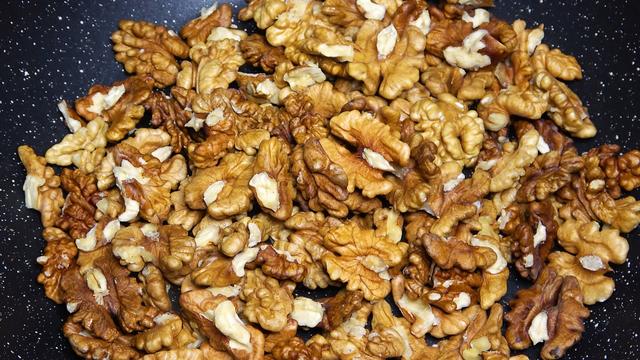 核桃糖怎么做，核桃糖怎么做好吃又酥脆（大厨教你在家做红枣核桃芝麻糖）