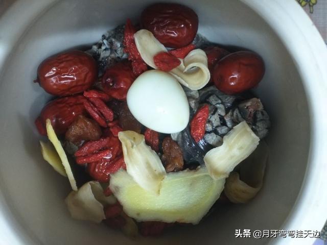 怎样炖乌鸡汤好喝，清炖乌鸡汤怎么炖好喝又营养（汤色清亮补而不燥）