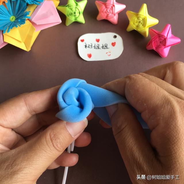 纸玫瑰花教程一步一步图解，用纸折玫瑰花的步骤图（简单又经典的手折玫瑰花折法图解）