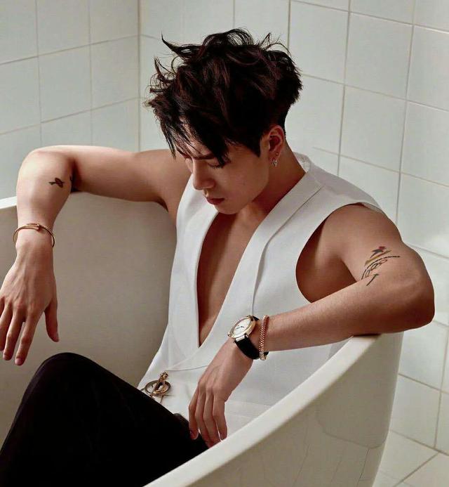 王嘉尔英文名，哪些明星有英文名（王嘉尔遇到事业瓶颈）