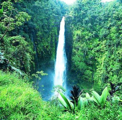 遥看瀑布挂前川的上一句,遥看瀑布挂前川全诗(欣赏唐代诗人李白《望