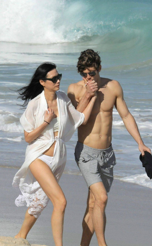 刘玉玲是谁的老婆，刘玉玲是谁（50岁邓文迪与小27岁男模分手）