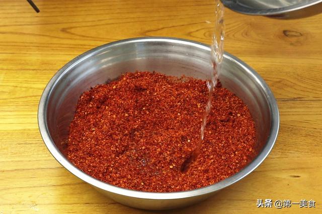 炸辣椒油的小技巧，炸辣椒油的制作方法窍门（炸出来又香又辣还不糊）