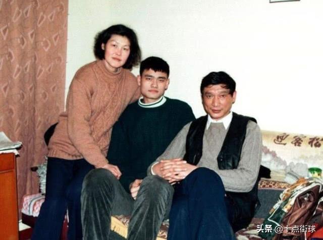 姚明个人资料简介，易建联个人资料简介（爷爷2米03）