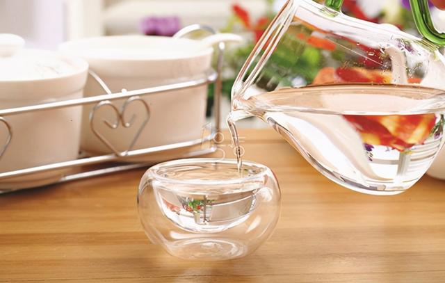 衣服上的霉点怎么去除，白色衣服上的霉点怎么去除（潮湿的春季再也不怕衣服发霉了）