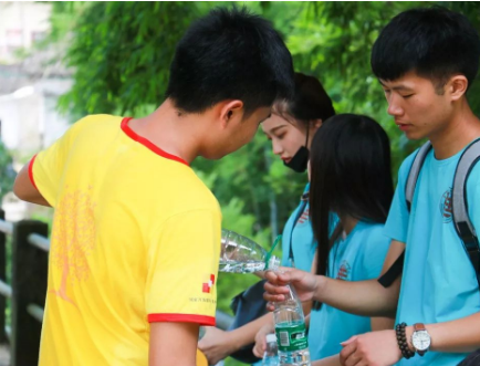 打地铺的注意事项，楼上打地铺可以吗（哈工大学生在行政楼前打地铺）
