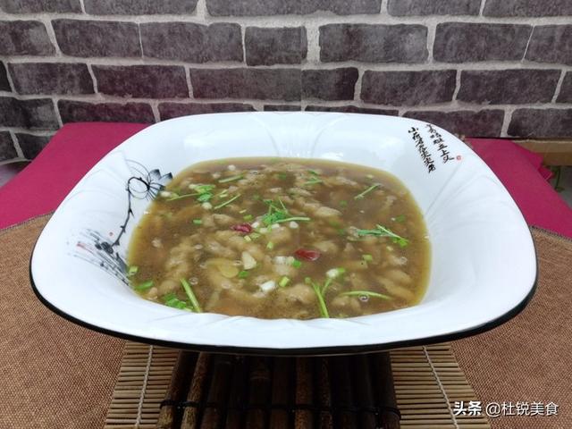 酸辣鱼汤的做法，酸辣鱼汤的家常做法（酸辣爽口的秘密全在这碗小鱼汤里）