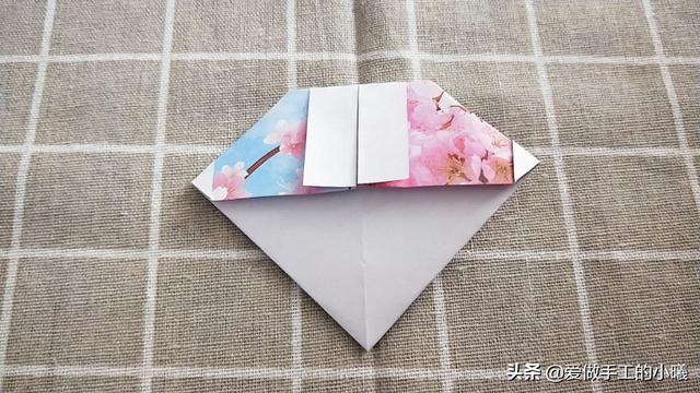 最简单的雨伞折纸方法图解，折纸教程：带爱心的小花伞