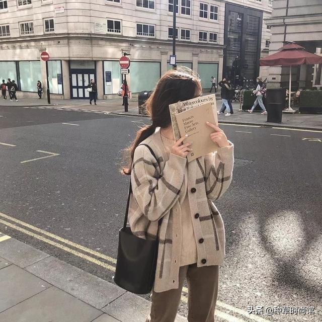 透明校服这样穿可以避免尴尬，透明校服这样穿可以避免尴尬嘛（这3种风格美呆了）