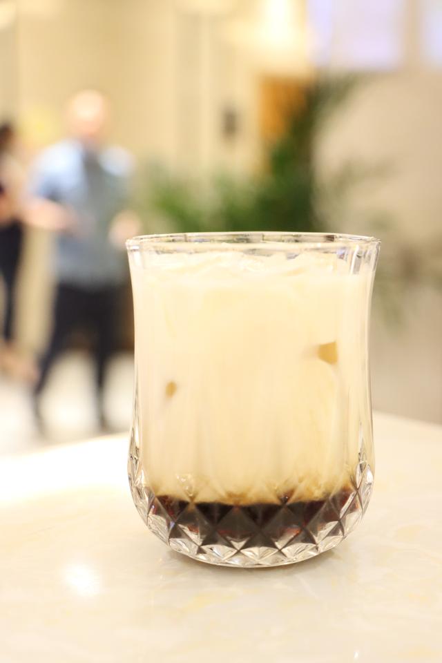 英式调酒和花式调酒有什么区别，英式调酒跟美式调酒的区别（花式调酒的饮品有什么种类）