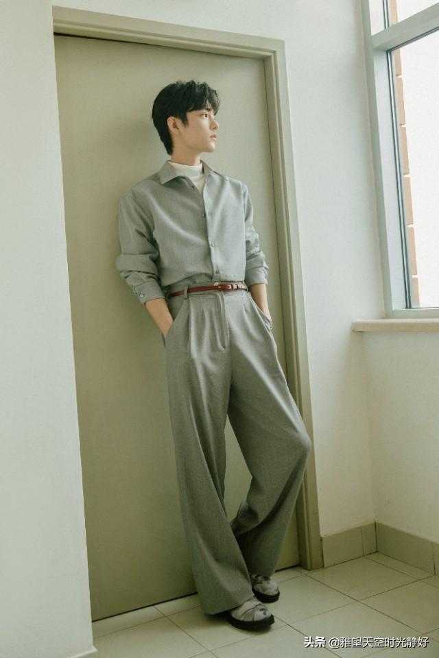 肖战手机壁纸无水印   高颜值小哥哥安利一下，肖战手机壁纸高清壁纸 满屏无水印（暖心男神肖战三十款高清时尚穿搭手机壁纸、背景图～怎么穿都好看）