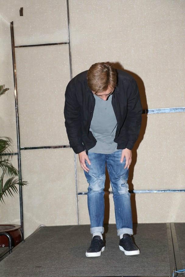 许志安 - 服务第一歌词是什么，许志安为什么你背着我爱别人mv（当年郑秀文叫许志安救命今却被插刀）