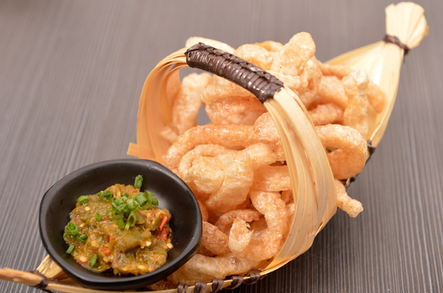 炸好的猪皮怎样做菜,炸猪皮炒什么菜好吃(猪皮可以炒着吃)