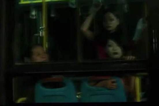 讲述330路公交车上发生的事，深夜三个诡异的上车人