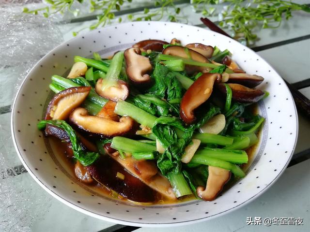 香菇怎么做最好吃，香菇怎样做既好吃又简单（秋季适合吃香菇缓解疲劳）