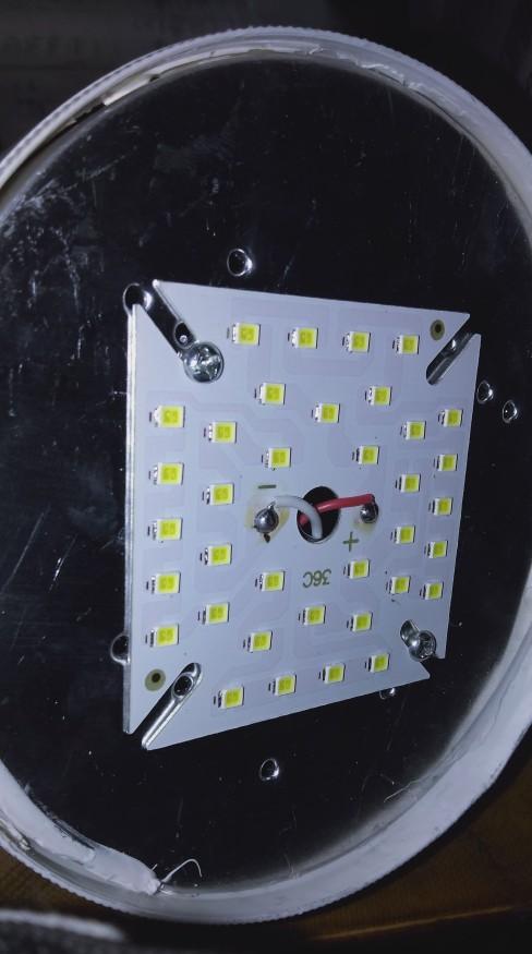 led灯珠一个多少伏（45瓦LED灯的内部构造）