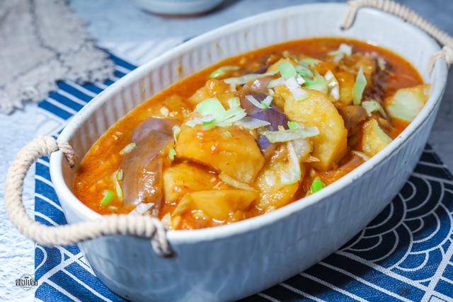 土豆炖茄子的做法，土豆炖茄子的家常做法（好吃又下饭的诀窍告诉你）