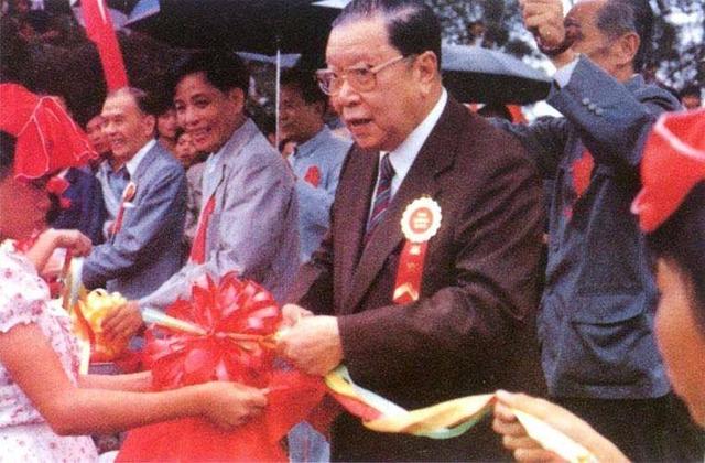 澳门四大家族，澳门四大家族和香港四大家族（何鸿燊家族只是“小弟弟”）