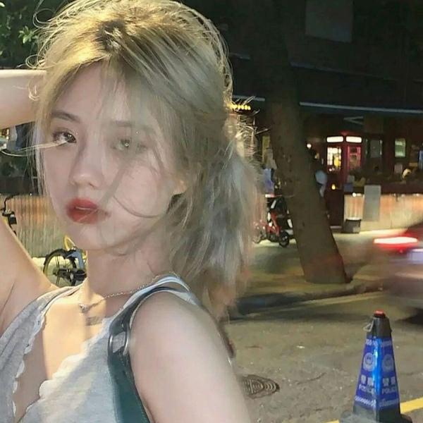 彩色头发妹妹可爱时尚，微信头像，彩色头发妹妹可爱时尚（看完图片我想染个彩虹头）