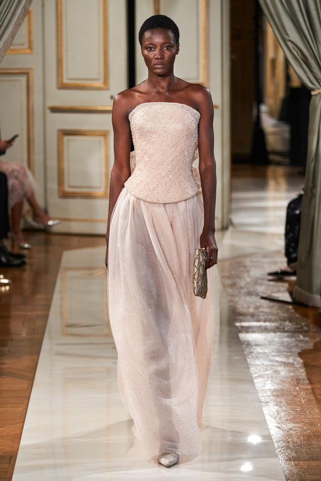 阿玛尼衣服什么档次，阿玛尼服饰什么档次（Privé2021秋季高定女装）