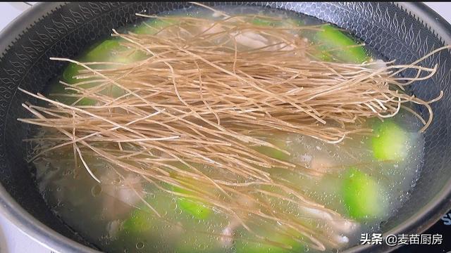 粉条汤怎么做家常做法，粉条烩菜的家常做法大全（老式冬瓜粉条汤）
