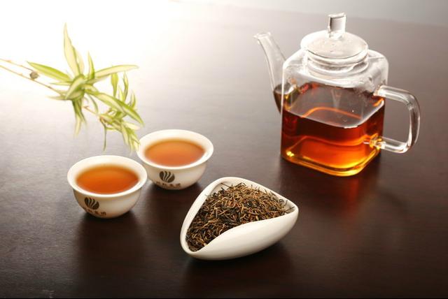 女人喝红茶的好处，女性喝红茶养生的好处（专家：饮茶不能超过这个温度）