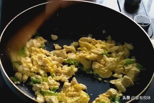 炒豆腐的家常做法，大葱炒豆腐的家常做法（炒豆腐的时候加2个鸡蛋）