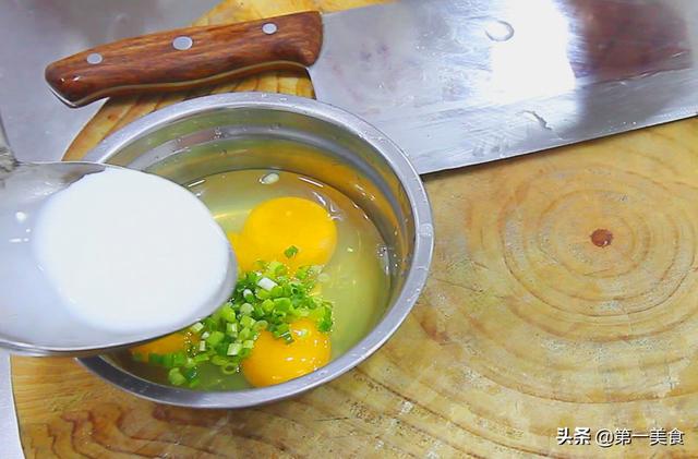 蒜黄和什么配着炒好吃，蒜黄搭配什么炒菜好吃（鸡蛋中多放这两样）