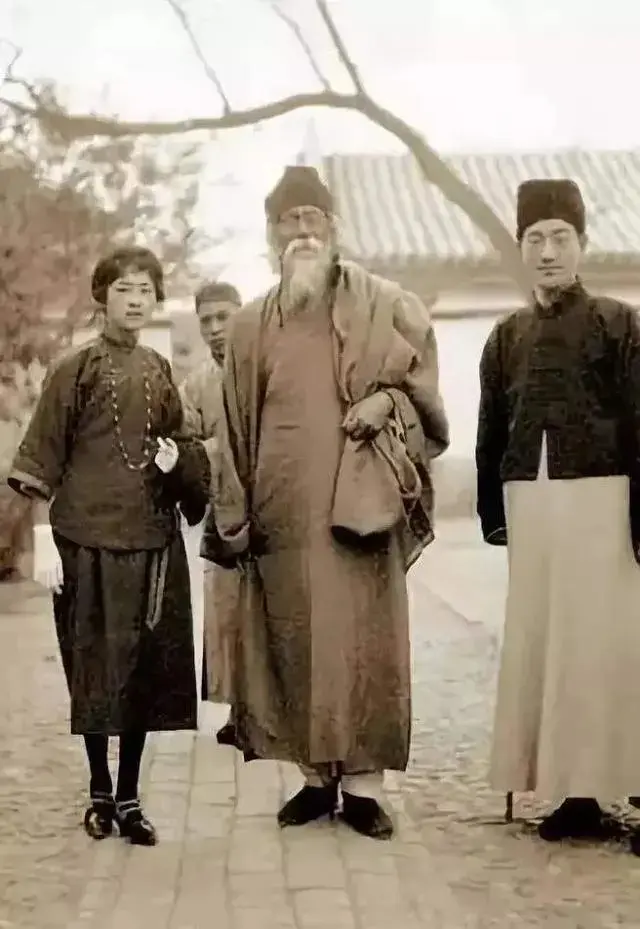 徐志摩简介，才貌双全的徐志摩究竟有多帅