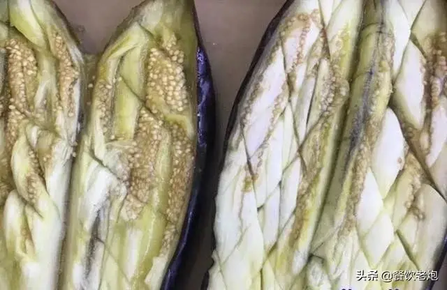 烧烤烤茄子的做法，烧烤烤茄子的做法视频（原来夜市的蒜蓉烤茄子）