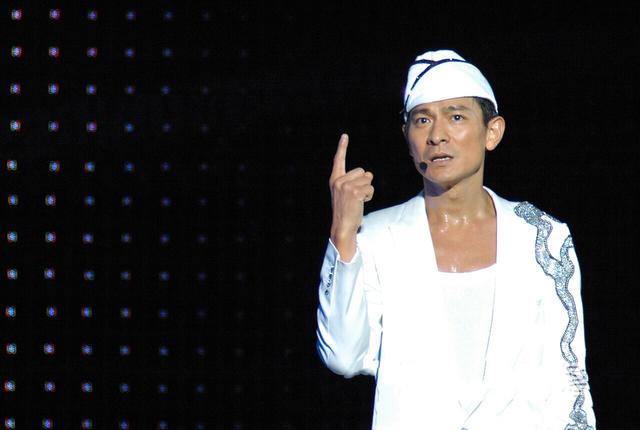 刘德华的弟弟，刘德华弟弟是做什么的（哥哥刘德华助他成千万富翁）