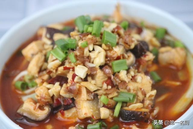 香菇鸡肉面的做法，1把面条1块鸡肉3颗香菇