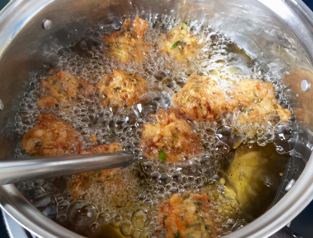 油炸胡萝卜丸子怎么做，怎样油炸萝卜丸子（1根胡萝卜1把香菜）