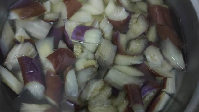 怎样用刀将不规则的土豆切菱形长块，怎样把土豆片切成菱形（不到5块钱的减肥餐）