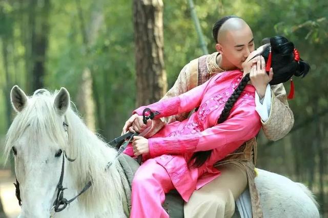 恶魔在身边强吻戏，推荐几部浪漫爱情偶像剧（国产剧花式吻戏智商在哪）