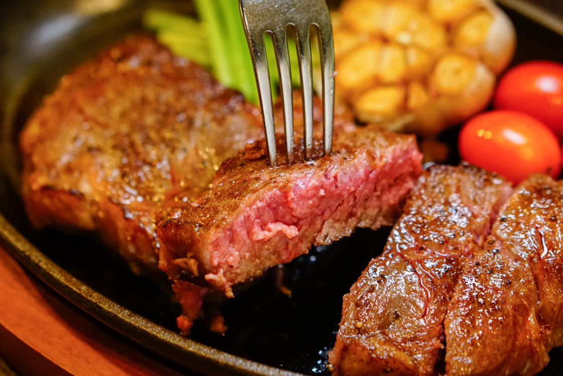 受到网络上视频的影响,很多人认为好的牛排都是很厚的,但其实,牛排的