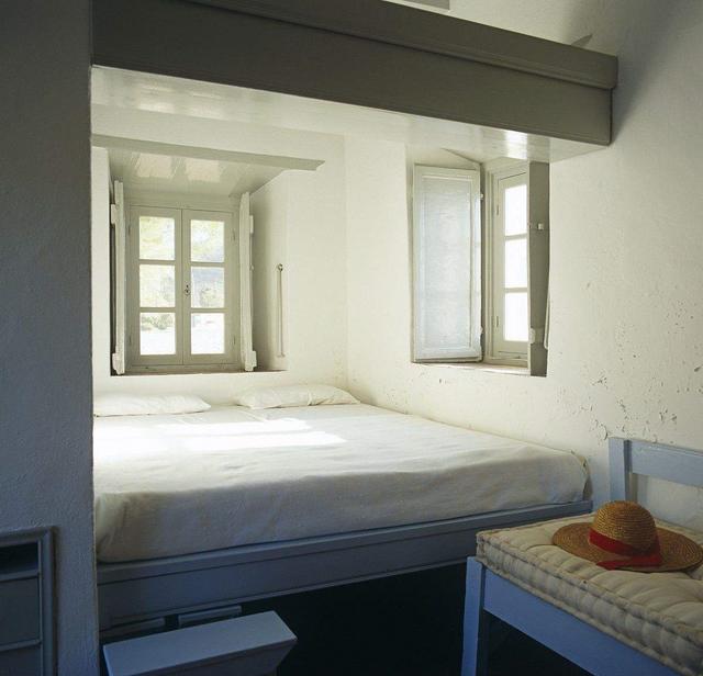 双人床怎么放比较好，双人床实用吗（卧室中的床应该如何摆放）